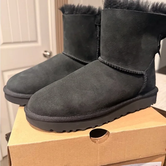NEW UGG Womens Mini Bailey Bow Black Size 7 Brand New NEVER WORN IN ORIGINAL BOX - Picture 6 of 9